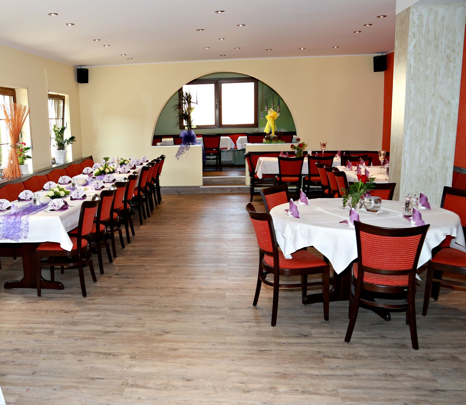 Restaurant (hinten) frisch renoviert